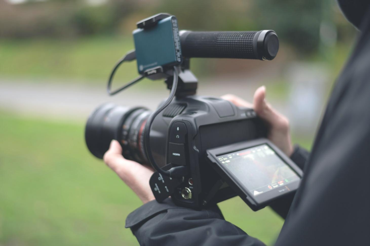 Videoschnittstudio mit professioneller Ausrüstung
