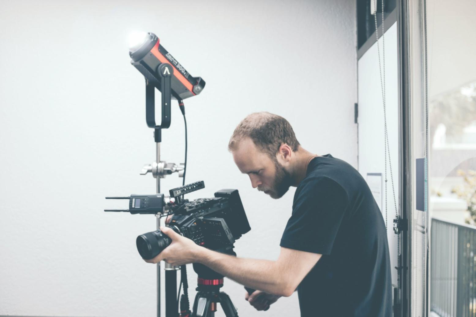 Moderne Arbeitsplätze für digitale Medienproduktion